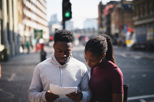 Couple vérifiant une carte de la ville