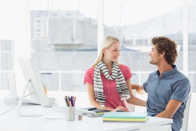 Couple de vêtements de travail dans un bureau lumineux