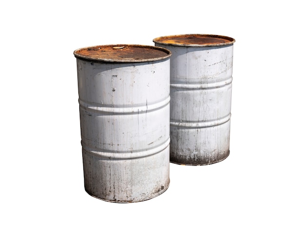 Couple de vieux barils en métal de couleur blanche isolated on white