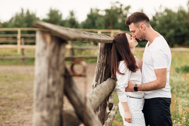 Photo couple visitant ranch de chevaux