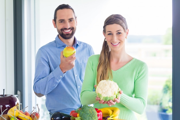 Couple vivant en bonne santé mangeant des fruits et des légumes