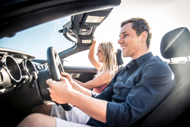 Couple sur voiture décapotable