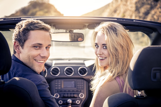 Couple sur voiture décapotable