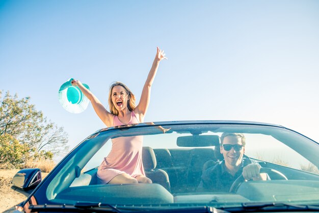 Couple sur voiture décapotable