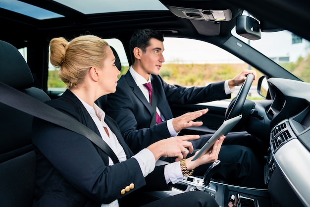 Couple, voiture, perdre, navigation, carte