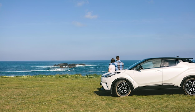 Couple avec voiture regardant le paysage