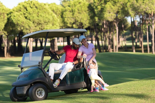 couple en voiturette buggy sur le terrain de golf