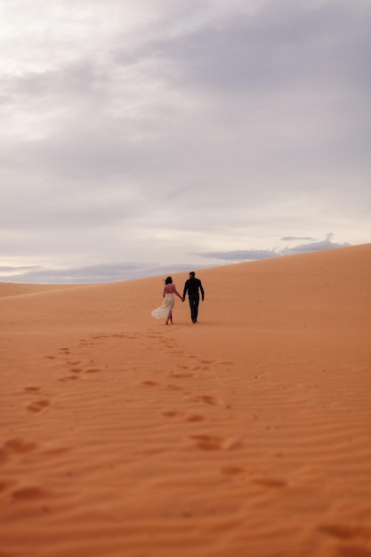 Couple voyage dune de sable. Vue sable et ciel