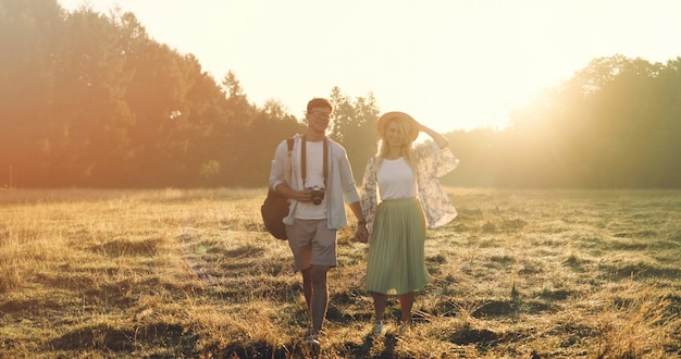 Couple de voyage heureux se détendre ensemble. Amoureux heureux en lune de miel