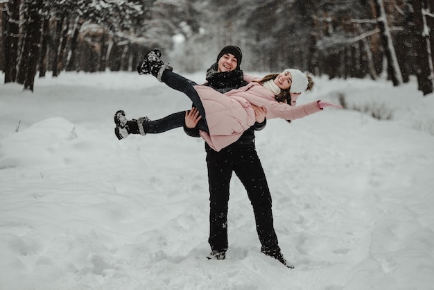 Couple de voyage d'hiver heureux