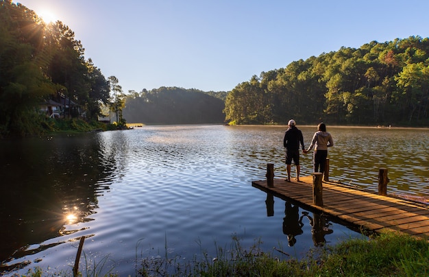 Couple voyageant dans le nord