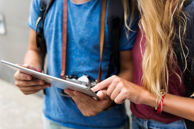 Couple voyageant avec tablette