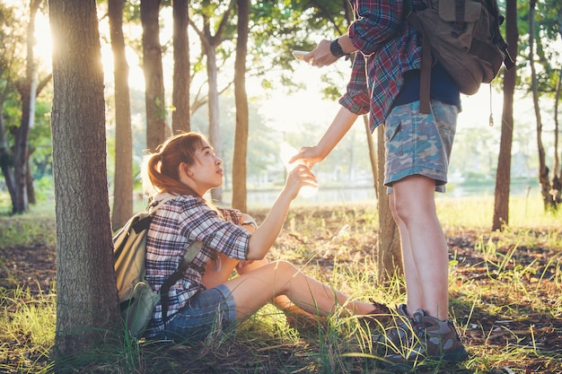 Couple de voyageurs amoureux appréciant dans le