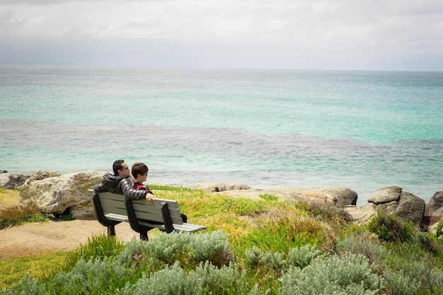 Couple de voyageurs méditation relaxante avec vue sereine sur le paysage marin du cap Leeuwin le long de l'océan Indien Augusta Australie occidentale
