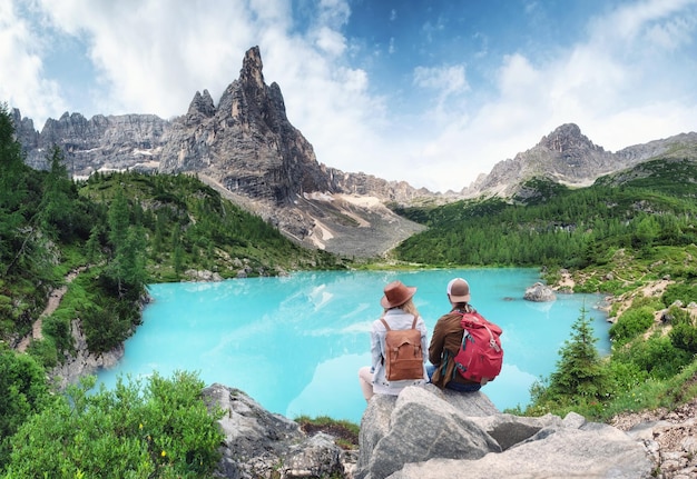 Couple de voyageurs regarde le lac de montagne Voyage et concept de vie active avec l'équipe Aventure et voyage dans la région des montagnes dans les Alpes Dolomites Italie