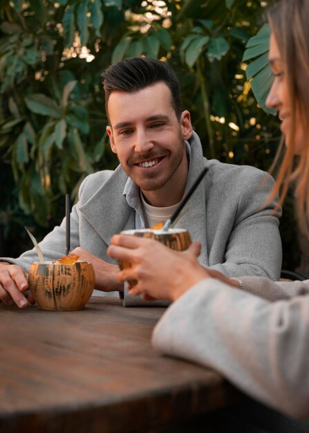 Couple vue de côté avec boissons