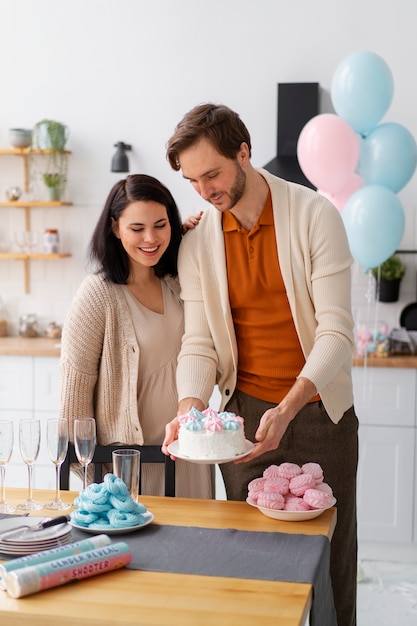 Photo couple vue de face à la fête de révélation du genre