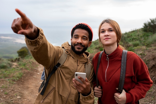 Photo couple vue de face avec smartphone