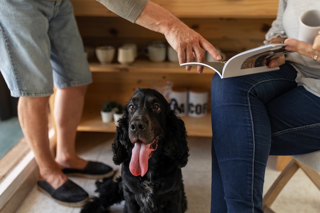 Couple Vue Latérale Avec Livre à La Maison