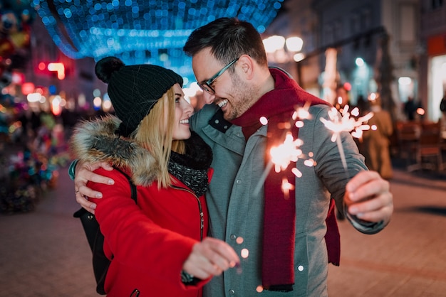 Les couples affectueux aiment passer du temps ensemble pendant les vacances de Noël.