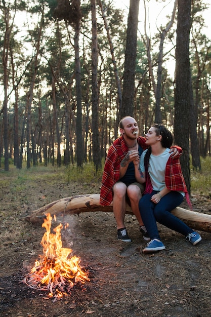 Les couples aiment le concept de forêt de feu de camp de pique-nique nature. Heureux ensemble.