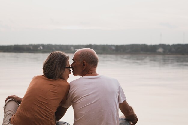 couples aînés, amoureux, baisers, séance plage, à, été