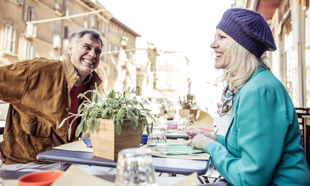 Couples aînés, avoir café, dans, a, barre