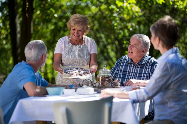 Couples aînés, avoir, petit déjeuner, dans, jardin