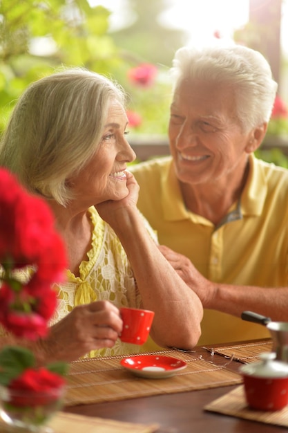 Couples aînés, café buvant