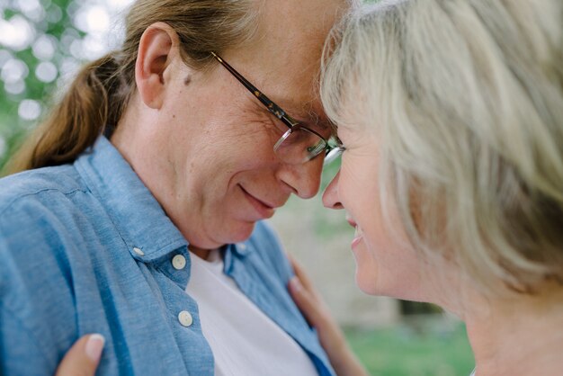 Couples aînés, dans parc