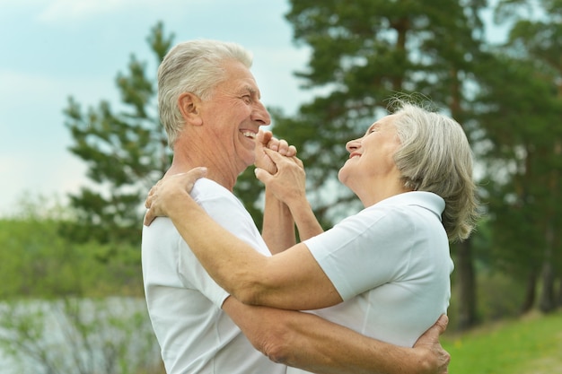 couples aînés, danse, près, lac, gros plan