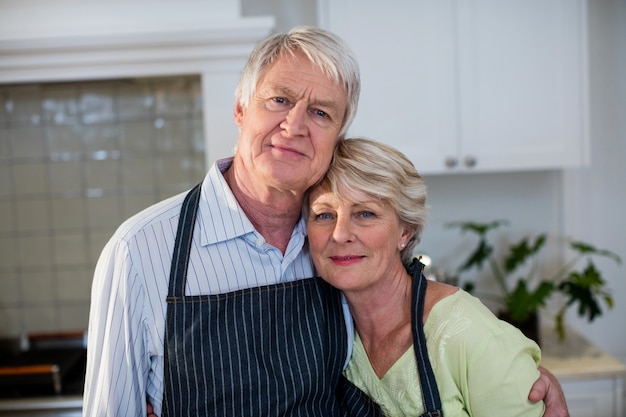 Couples aînés, debout, dans, cuisine