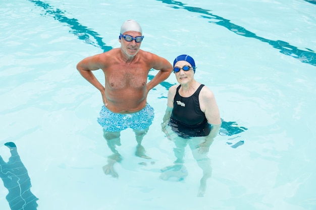 Couples aînés, debout, ensemble, dans, piscine