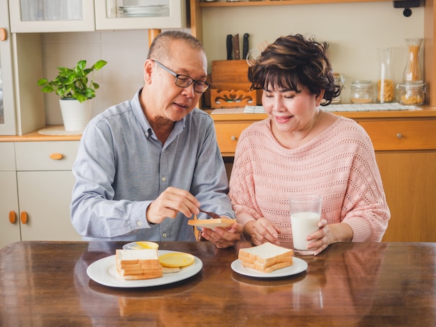 Les couples d'aînés déjeunent ensemble