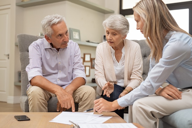 Couples aînés, discuter, investissement