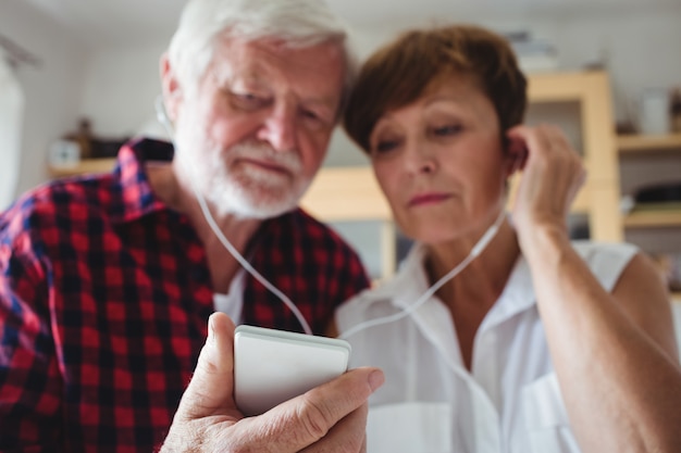 Couples aînés, écouter musique, sur, smartphone