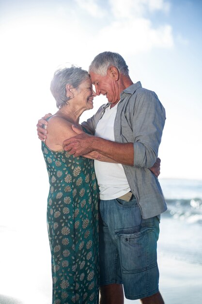 Couples aînés, embrasser, plage