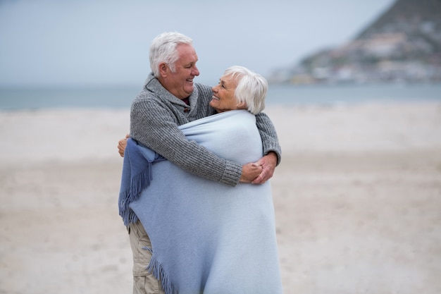 Couples aînés, enveloppé, dans, châle, plage