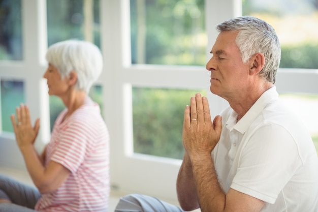 Couples aînés, exécuter, yoga, sur, tapis exercice