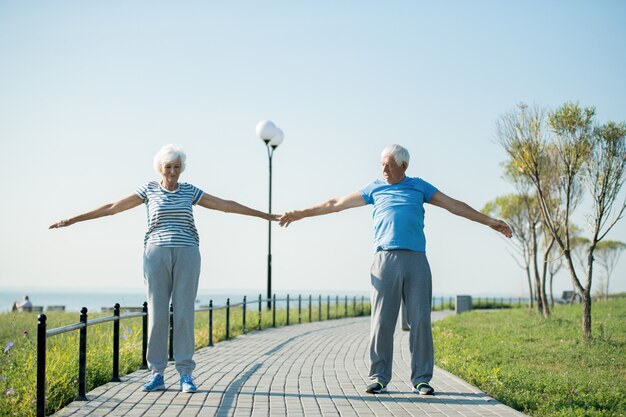 Couples aînés, exercisme, dehors