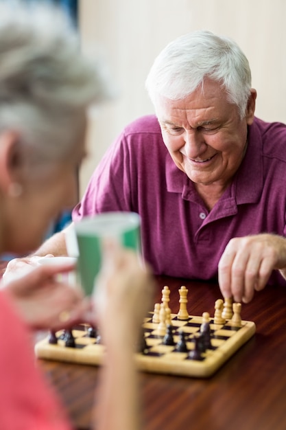 Couples aînés, jouer échecs