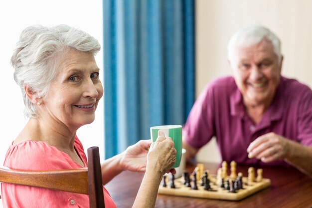 Couples aînés, jouer échecs