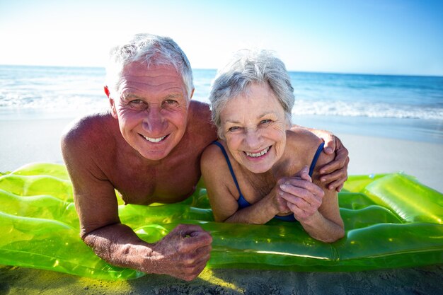 Couples aînés, mensonge, sur, matelas pneumatique