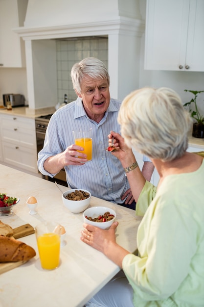 Couples aînés, prendre petit déjeuner, ensemble