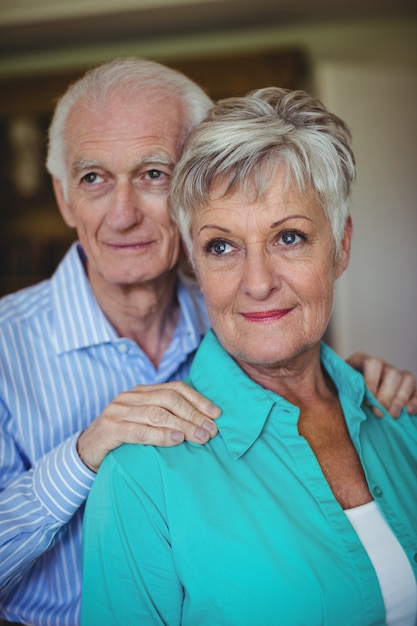 Couples aînés, sourire, dans, salle de séjour