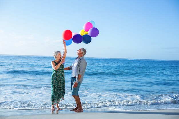 Couples aînés, tenue, ballons