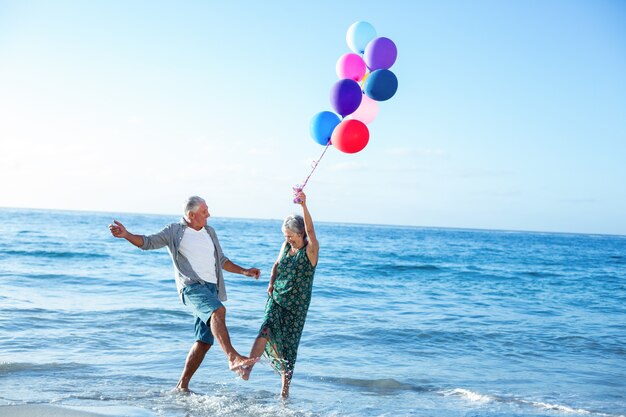 Couples aînés, tenue, ballons