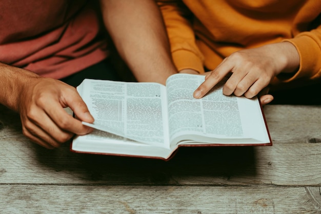 Les couples chrétiens lisent et étudient la Bible à la maison lectures du dimanche spiritualité et religion Concept