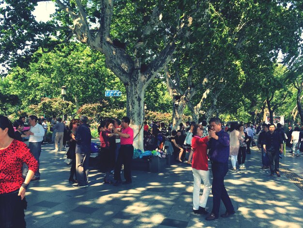 Des couples dansent dans le parc pendant le festival.