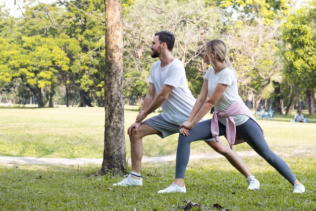 Les couples font de l'exercice dans le parc.